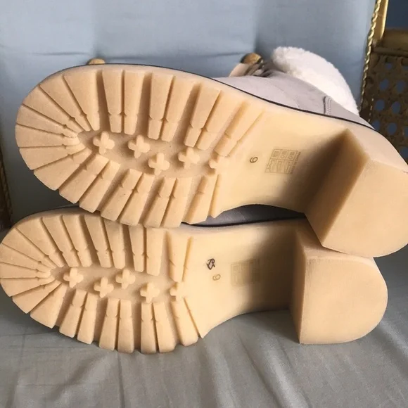 NWOT VICI light gray faux suede cream sherpa lug sole lace up ankle booties Sz 6 - Picture 10 of 13